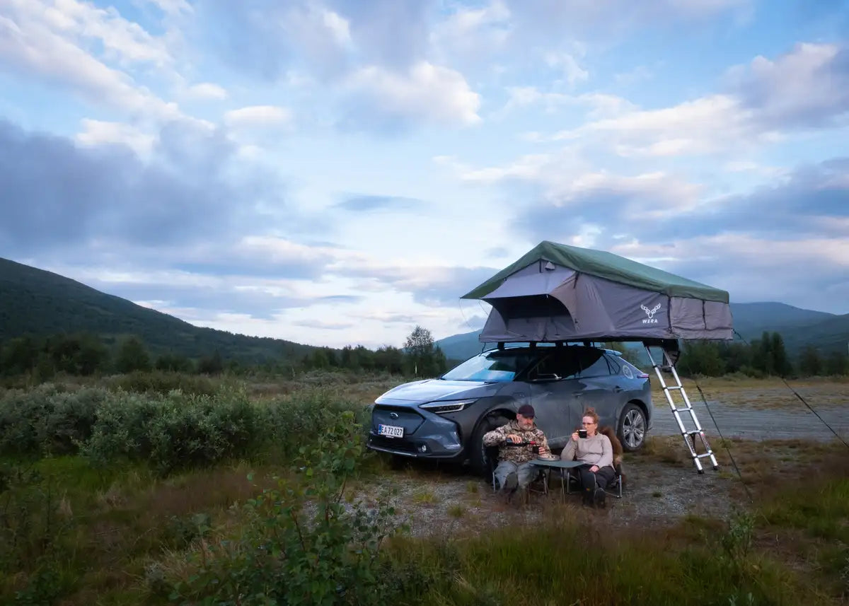 Daktent op een avontuurlijke kampeerplek